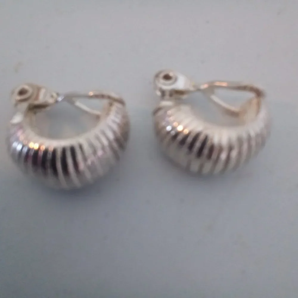 EUC VINTAGE Silver clip on earrings